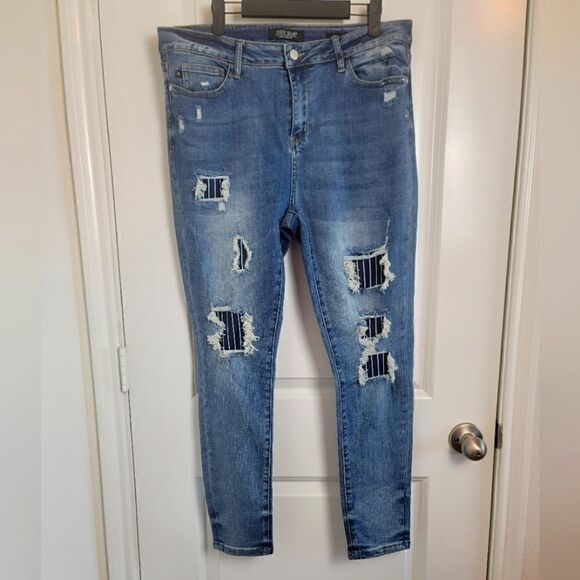 JUDY BLUE Skinny Fit Distressed Jeans - Picture 1 of 13